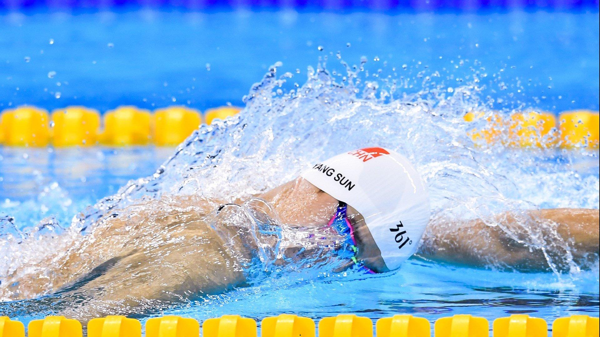 不愧历史第一神射！库里用高尔夫球投篮，一击即中