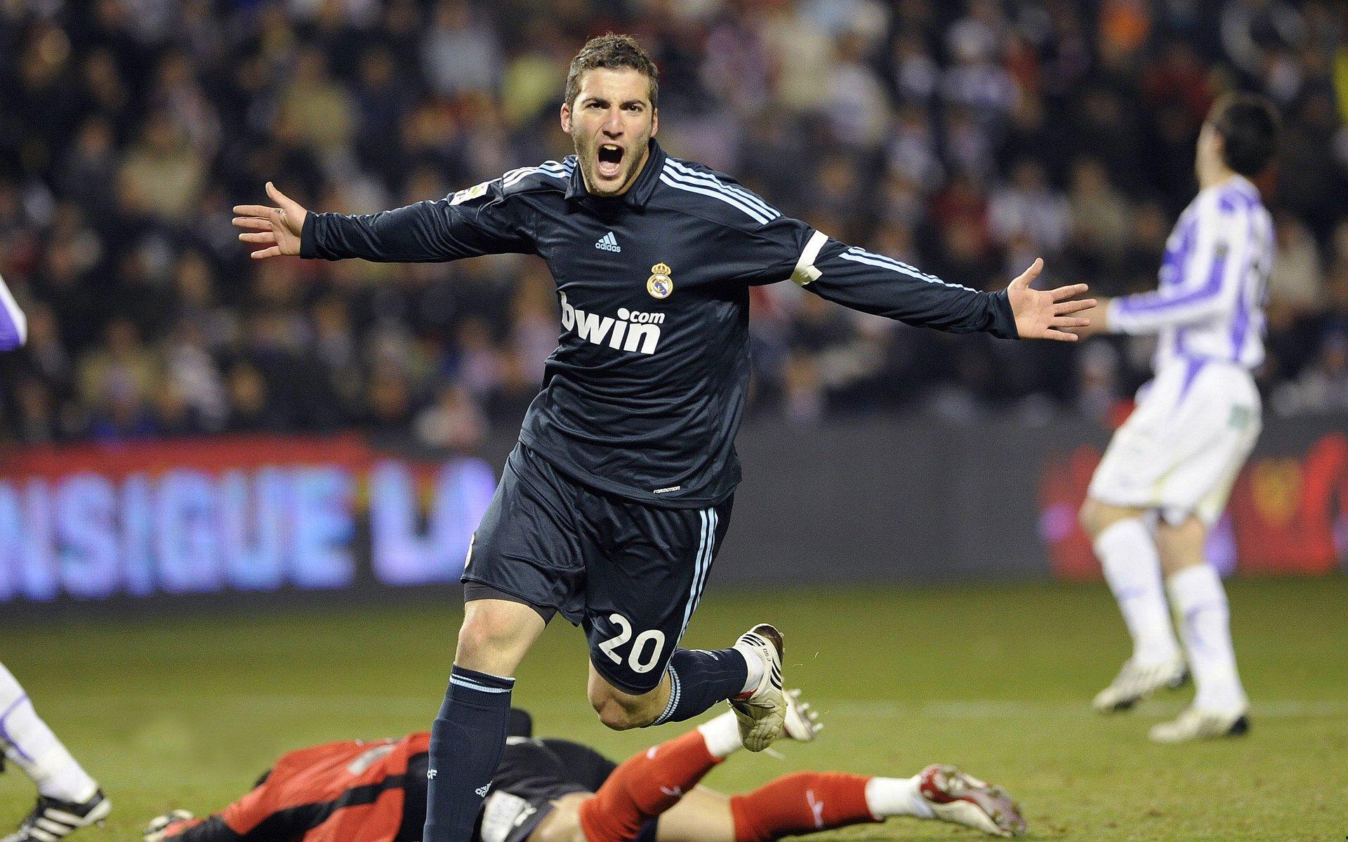 字母哥“满分”入选最佳一阵，年轻球星开始抢班夺权